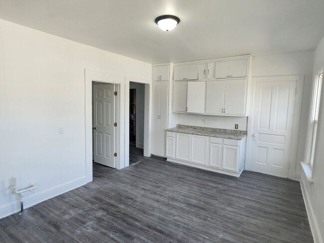 Building Photo - large 2 bedroom upper near Racine Zoo