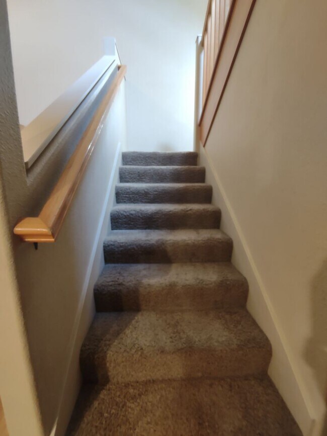 Building Photo - NW 3x2 townhome with primary bedroom on the main level