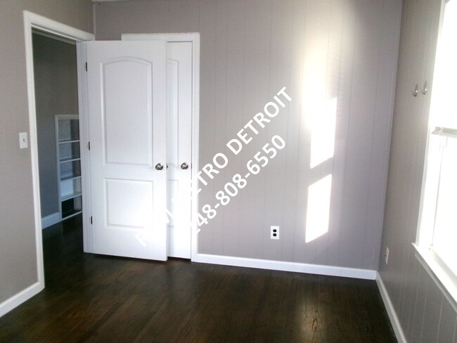 Building Photo - Two Bedroom Home in Royal Oak