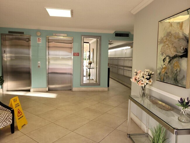 Building Photo - 3050 N Palm Aire Dr