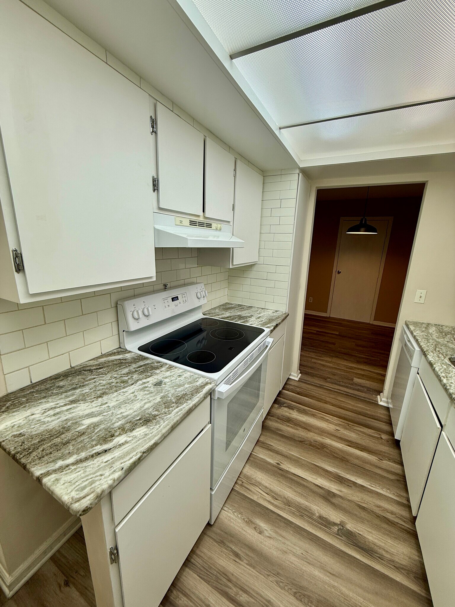 Building Photo - 991 Manor Ln