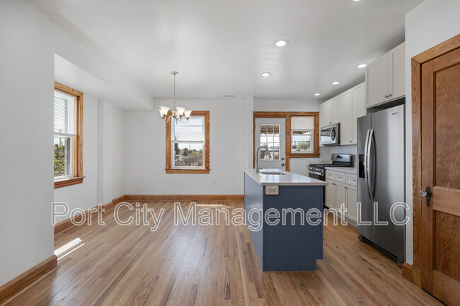 Building Photo - 730 Rappolla St