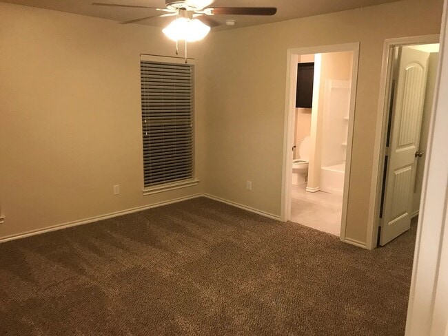 Building Photo - 918 E 90th St