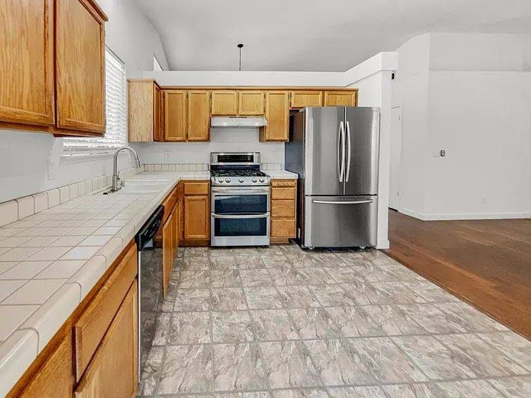 Building Photo - 1041 Shenencock Way