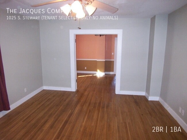Building Photo - 1025 S Stewart Ave