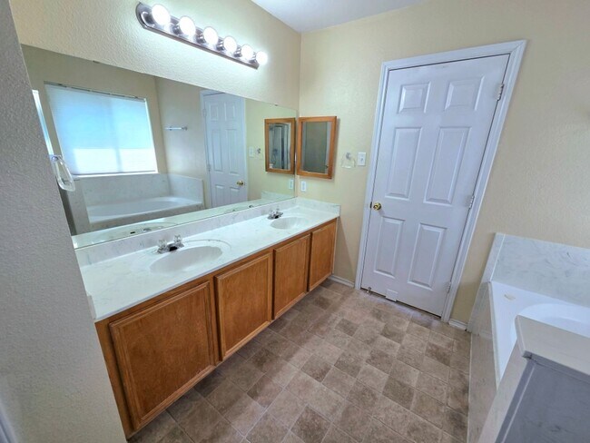 Building Photo - SPACIOUS 2 STORY HOUSE / SPACIOUS YARD / C...