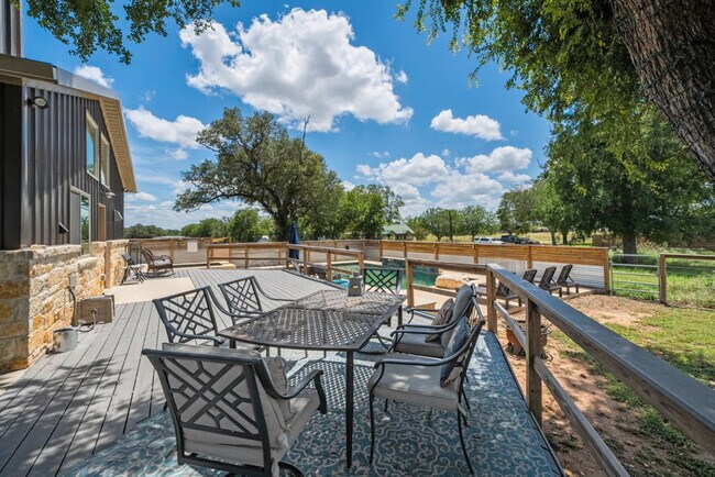 Building Photo - 1740 W Live Oak St