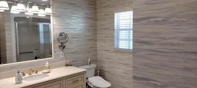 Building Photo - 9583 SE Little Club Way S