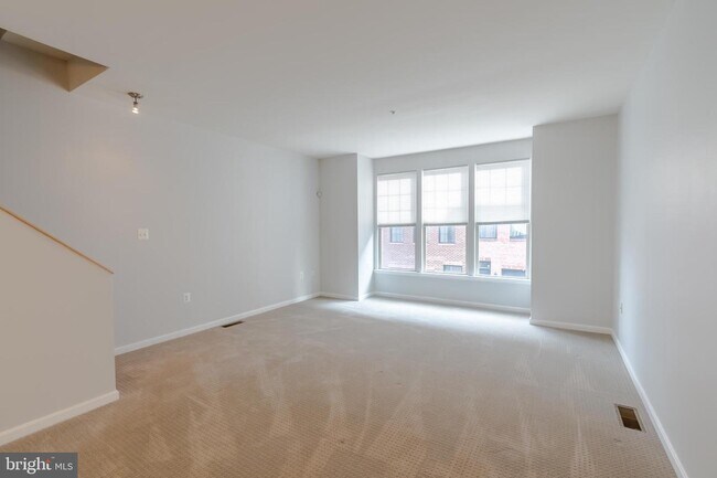 Building Photo - 530 Canton Ct