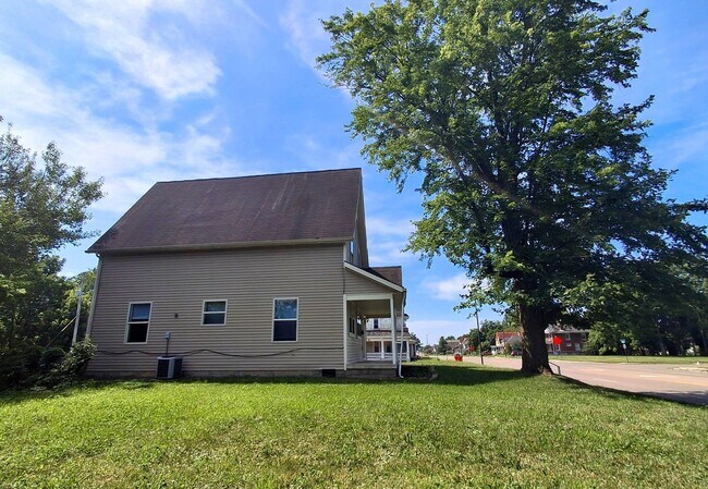 Building Photo - 4 Bed / 2 Full Bath House with Attached Garage — Brand-New Appliances - Built 2006