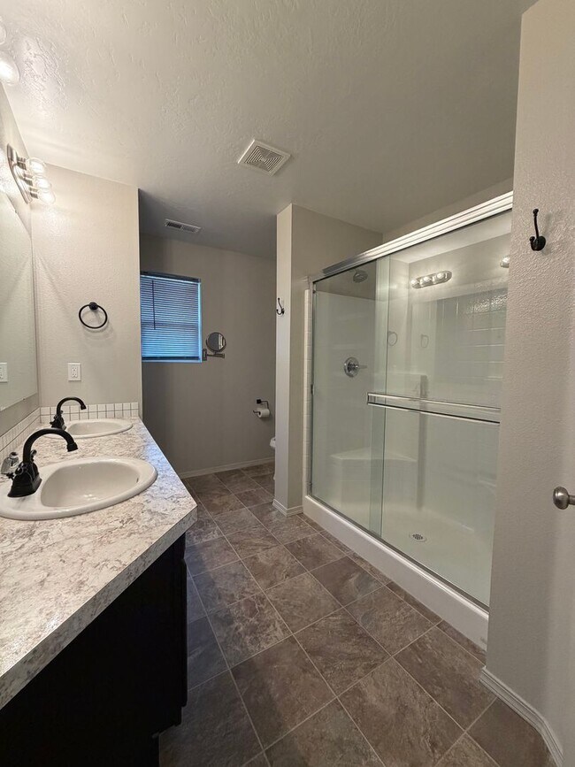 Building Photo - Beautiful 3 bed 2 bath home with flex room in Nampa just off Ustic and Middleton