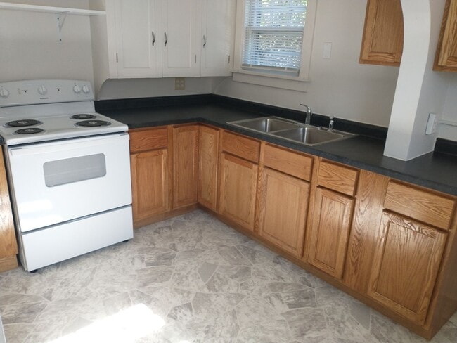 Primary Photo - $1100 - 2 Bedroom 1 Bath Duplex - Walk to ...