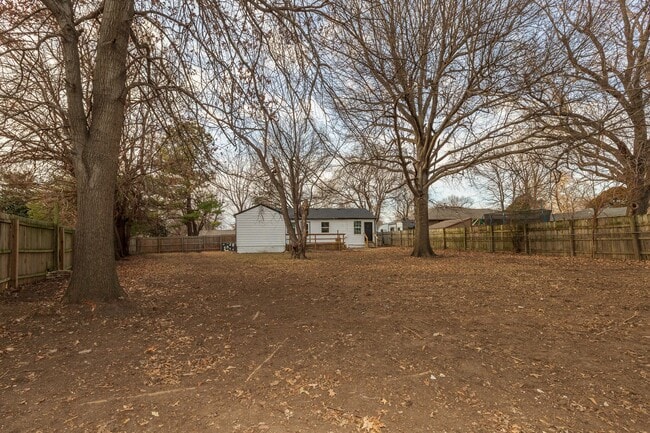 Building Photo - Beautiful 3 bedroom 1 bath, Available in April!