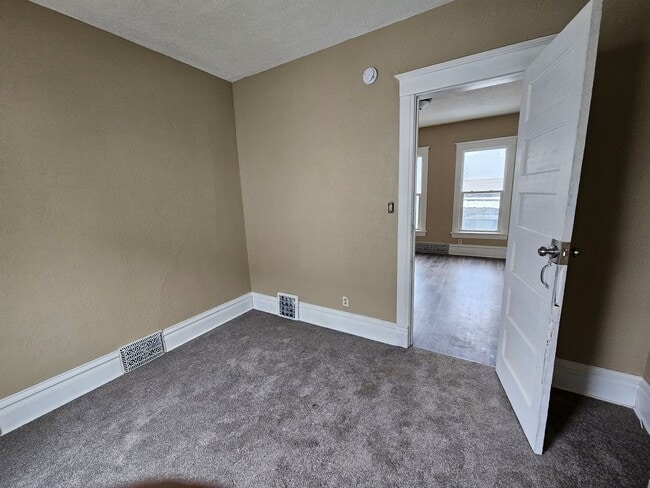 Building Photo - 1ST MONTH RENT FREE!!!