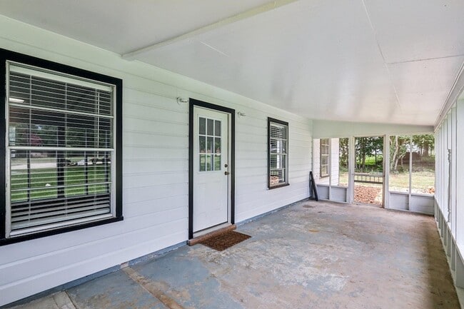 Building Photo - 755 E Bellville St