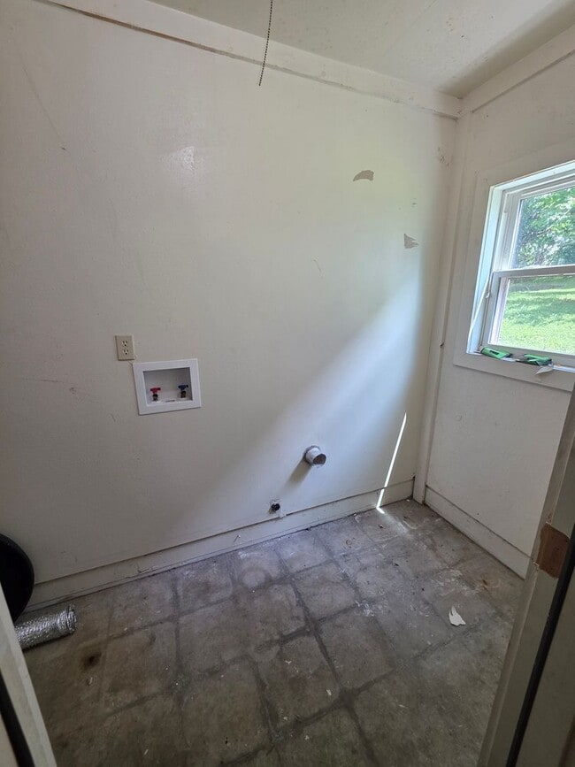 Building Photo - 3 Bedroom / 1 Bath House - Garage and Fenc...