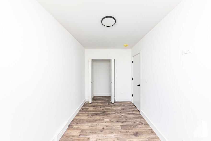 Building Photo - 934 W Carmen Ave