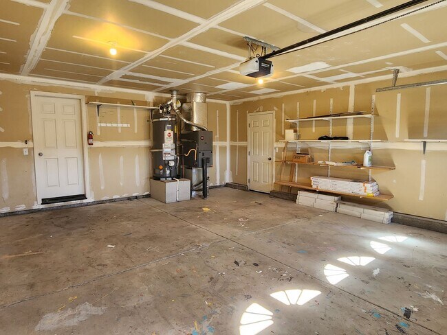 Building Photo - Rent Special $500 off 1st mo's