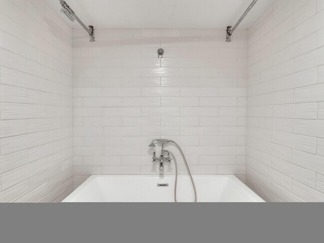 Building Photo - 544 W 17th Pl