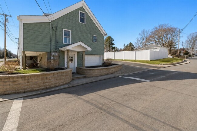 Building Photo - 875 Granite St