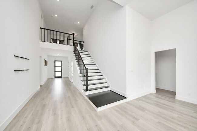 Building Photo - 10235 Forest Lake Dr