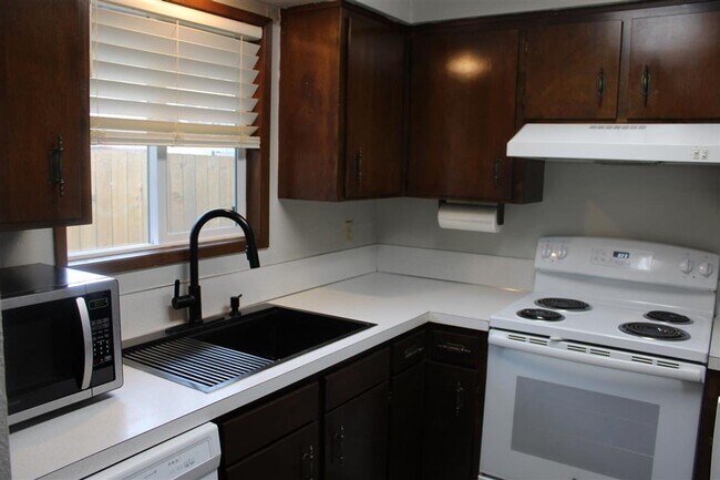 Building Photo - 2 Bedroom, 1 Bathroom Duplex!!!!