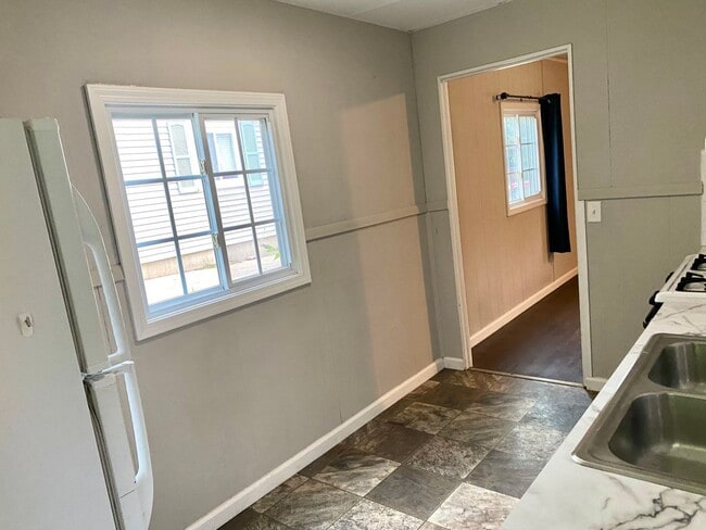 Building Photo - 581 Valley Ave NW