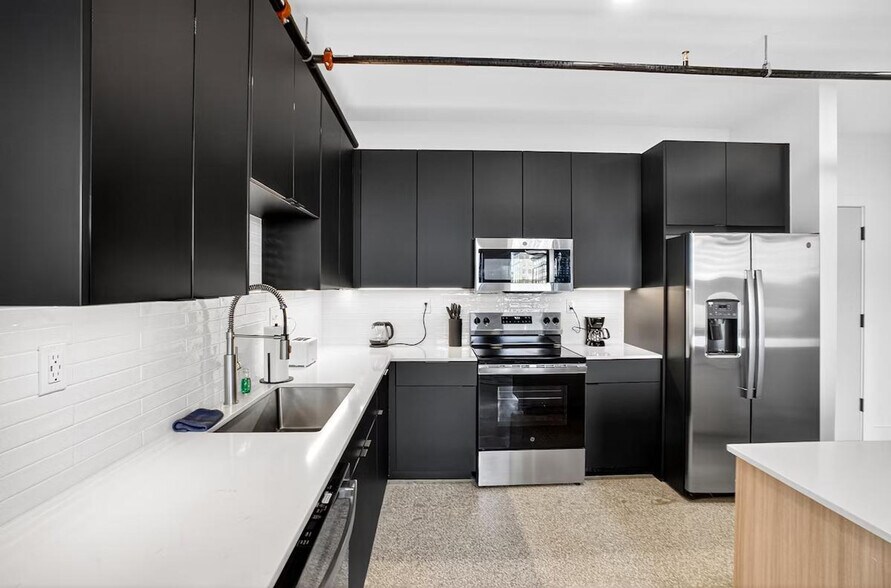 Building Photo - 400 S Main St