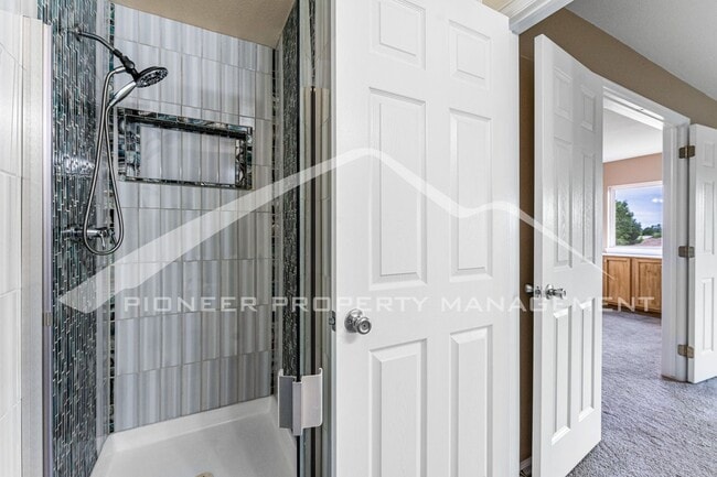 Building Photo - Spacious Townhouse with Washer/Dryer and Central AC