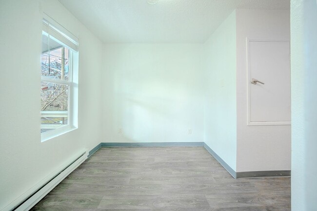 Building Photo - Duplex upper unit in Central District - Upper