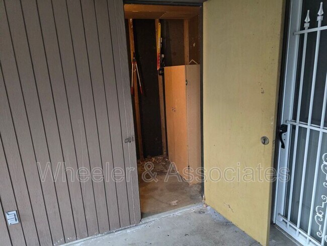 Building Photo - 1296 E Lorl Ln
