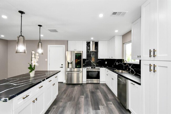 Building Photo - 3227 Westwick Dr