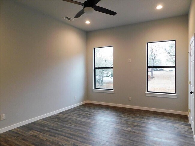 Building Photo - 207 Laurel Ln