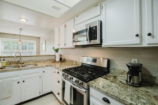 Building Photo - Gorgeous 3 Bed / 4 Bath Townhome in Centen...