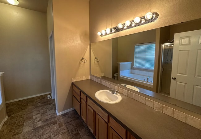 Building Photo - Comfortable & Stylish Single-Level Living ...