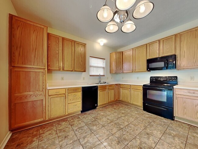 Building Photo - 3 bed 2 bath in Avon with privacy fence an...