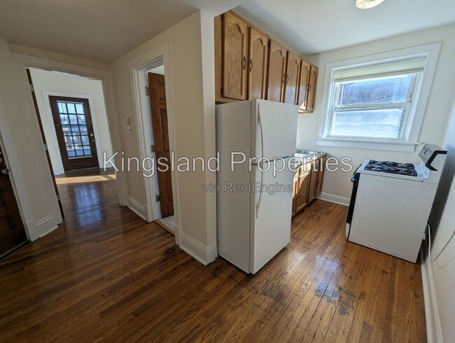Building Photo - 4943 Lindenwood Ave