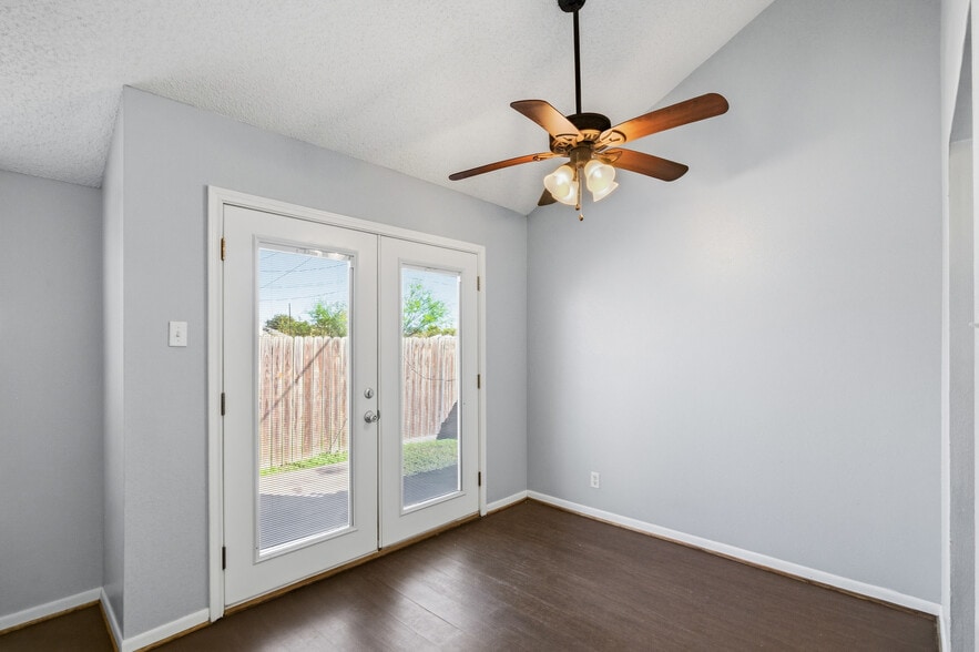 Building Photo - 202 Teakwood Dr