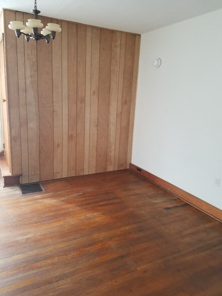 Building Photo - 300 Bowers St