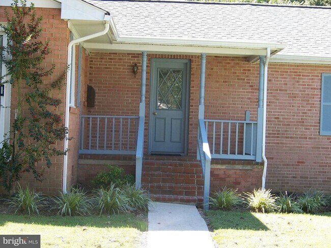 Building Photo - All One Level Living La Plata