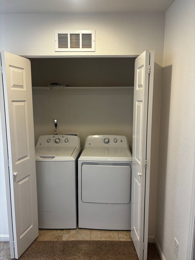 Building Photo - Available now 3bd 3.5 ba .Town home for rent located near Buckley AFB between Smokey hill and Qui...