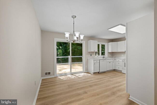 Building Photo - 908 Country Terrace