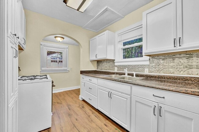 Building Photo - 1148 La Croix Ave