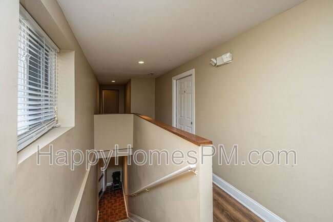 Building Photo - 338 King St