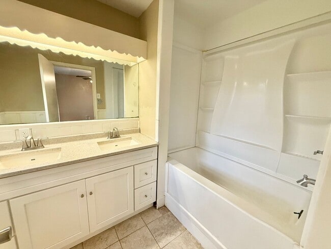 Building Photo - 3-bed/2-bath with two living spaces!