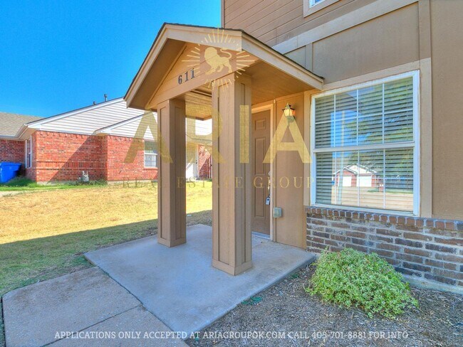 Building Photo - *611-613 Welston Cr.