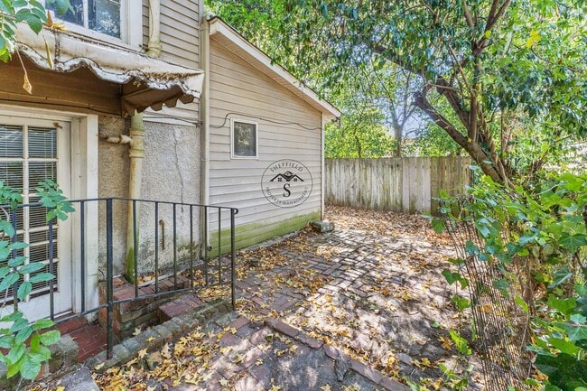 Building Photo - Charming 1 Bedroom, 1 Bath Duplex in Lakebottom – Ideal Location!