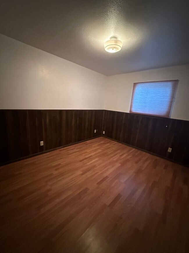 Building Photo - 1406 Saiz Ln