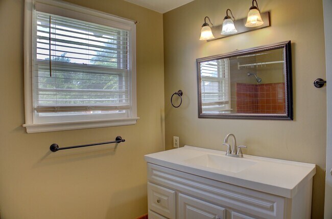 Building Photo - Well Maintained Midtown Home