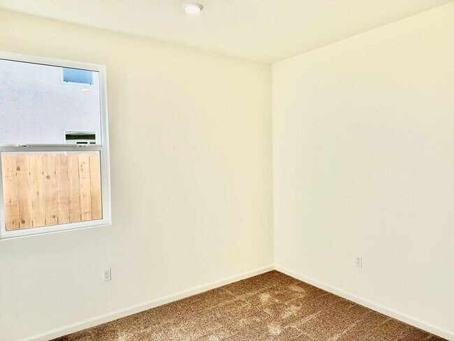 Building Photo - Lovely 4/2 Near Clovis East